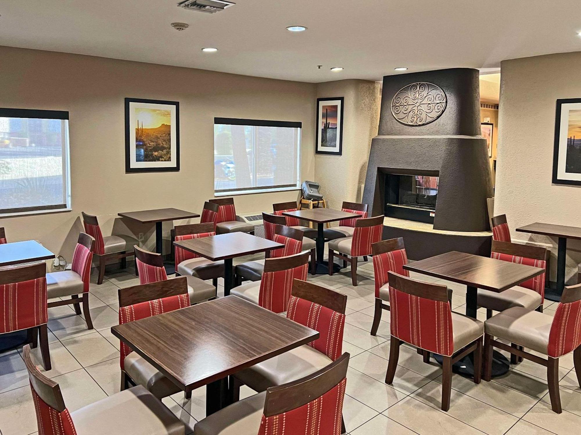 Comfort Suites Peoria Sports Complex Экстерьер фото