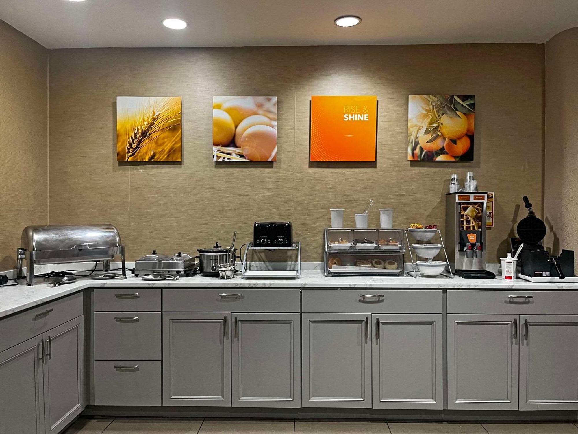 Comfort Suites Peoria Sports Complex Экстерьер фото